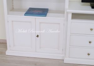 Mobile da soggiorno per Tv con libreria in legno massello stile classico e finitura laccata bianco anticato